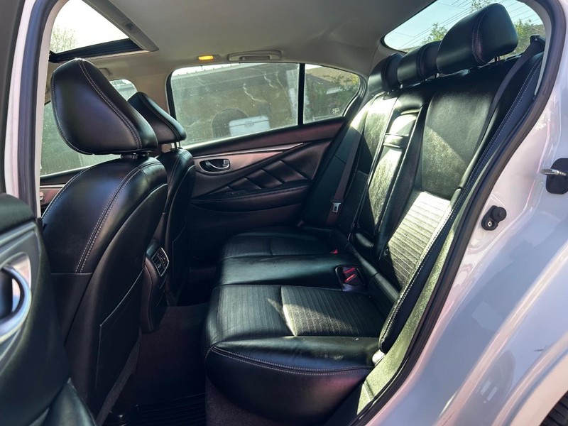 INFINITI Q50 Vehicle Full-screen Gallery Image 10