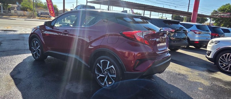 Toyota C-HR Vehicle Full-screen Gallery Image 4