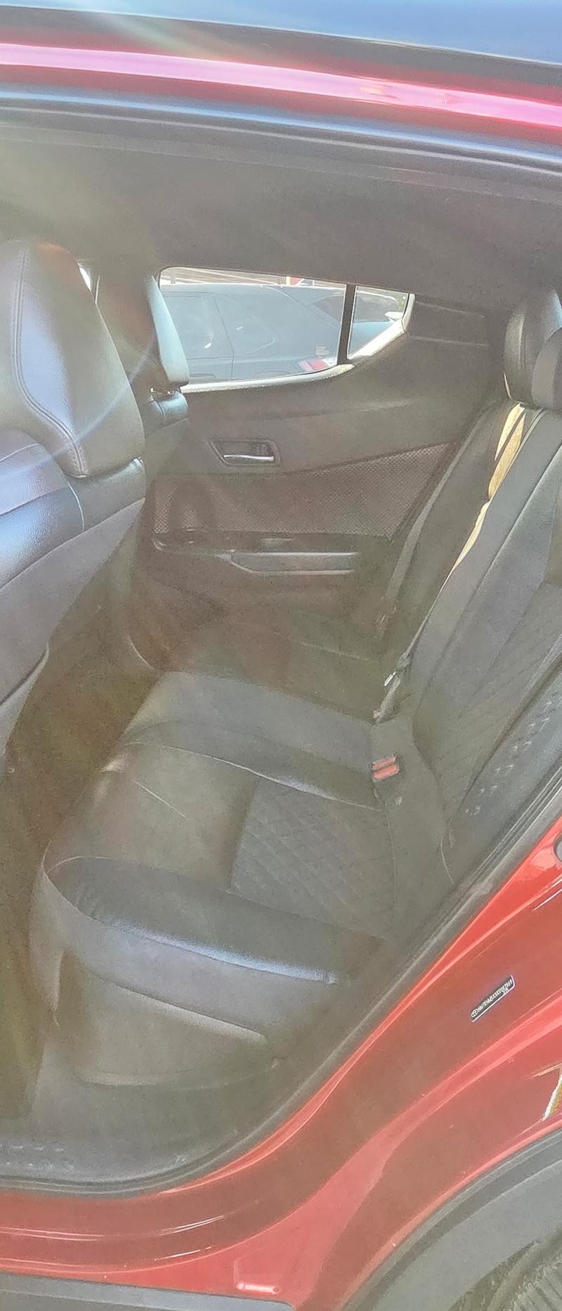 Toyota C-HR Vehicle Full-screen Gallery Image 6