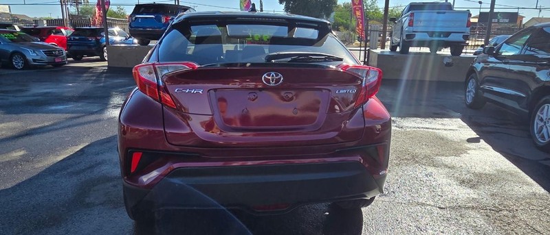 Toyota C-HR Vehicle Full-screen Gallery Image 7