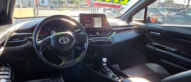 Toyota C-HR Vehicle Full-screen Gallery Image 8