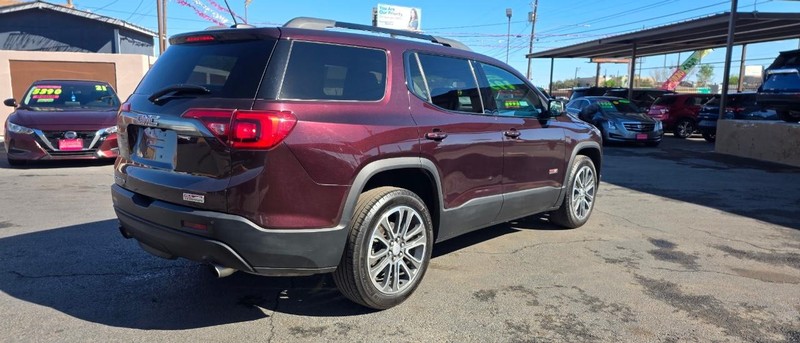 GMC Acadia Vehicle Full-screen Gallery Image 3