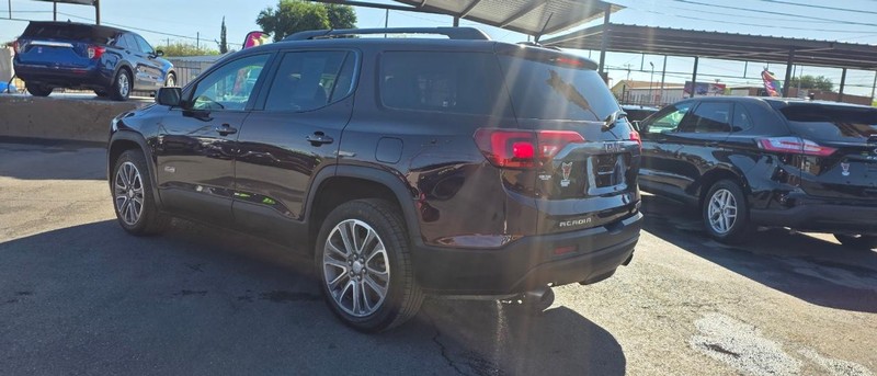 GMC Acadia Vehicle Full-screen Gallery Image 4