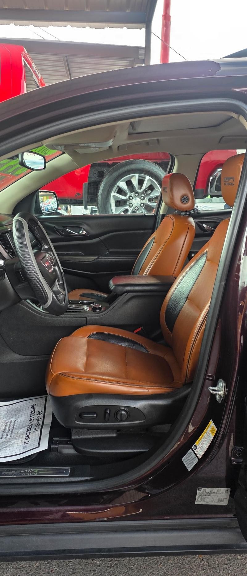 GMC Acadia Vehicle Full-screen Gallery Image 7