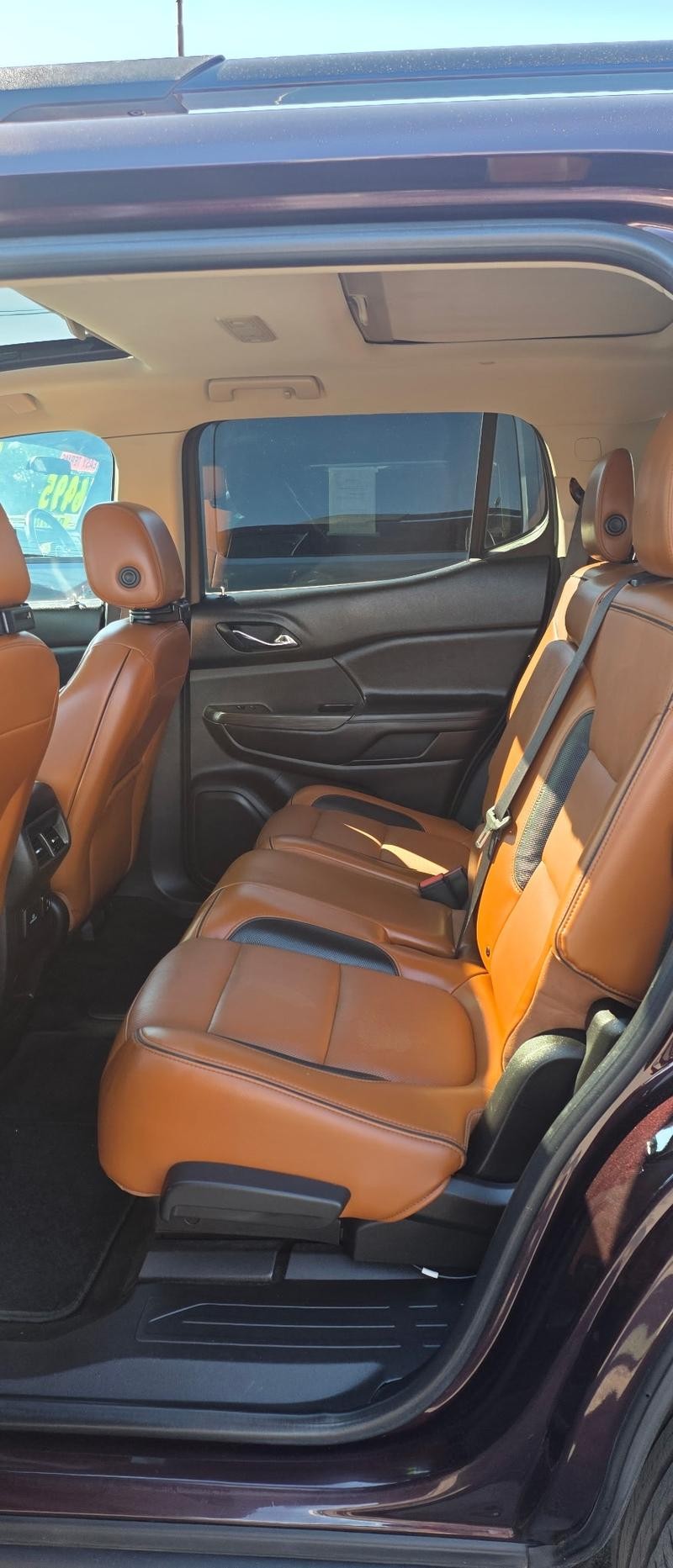 GMC Acadia Vehicle Full-screen Gallery Image 8