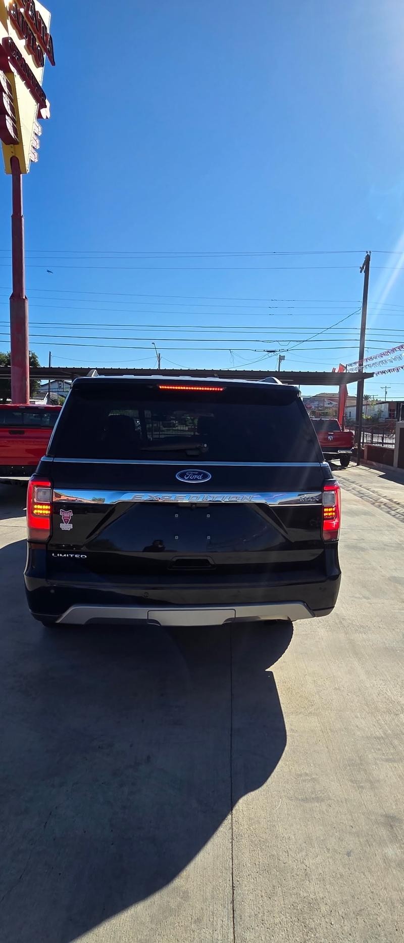 Ford Expedition Max Vehicle Full-screen Gallery Image 3