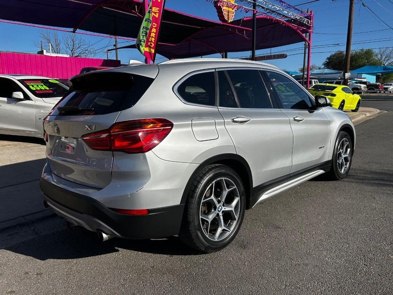 BMW X1 Vehicle Full-screen Gallery Image 4