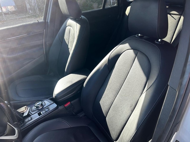 BMW X1 Vehicle Full-screen Gallery Image 6