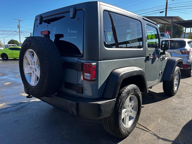 Jeep Wrangler Vehicle Full-screen Gallery Image 3