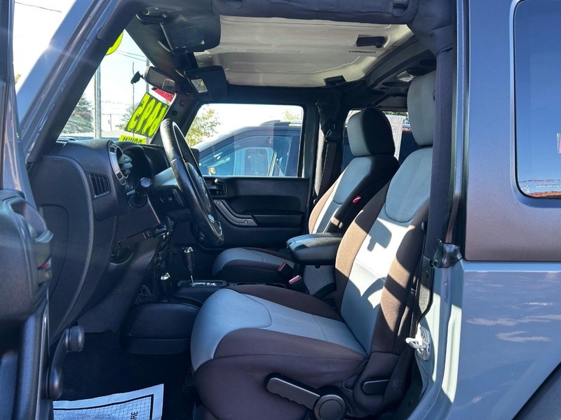 Jeep Wrangler Vehicle Full-screen Gallery Image 4