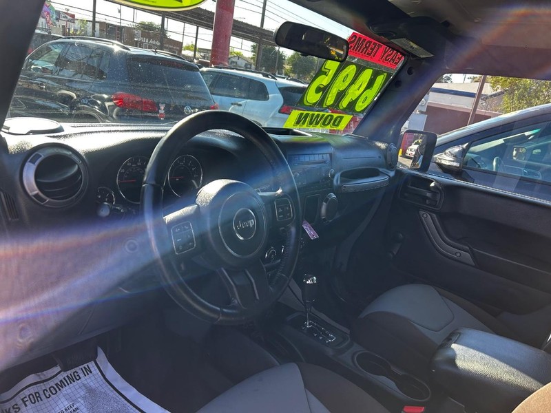 Jeep Wrangler Vehicle Full-screen Gallery Image 6