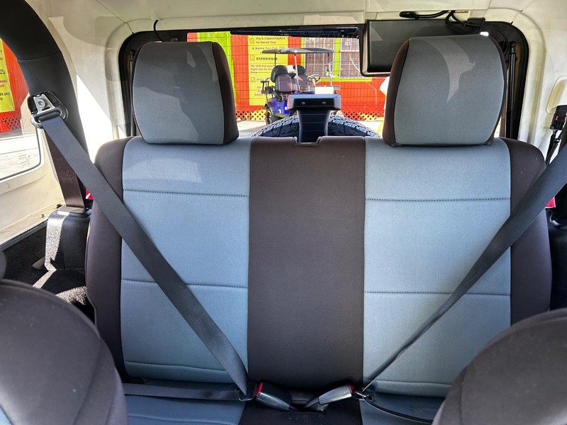 Jeep Wrangler Vehicle Full-screen Gallery Image 7