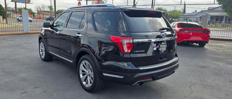 Ford Explorer Vehicle Full-screen Gallery Image 3