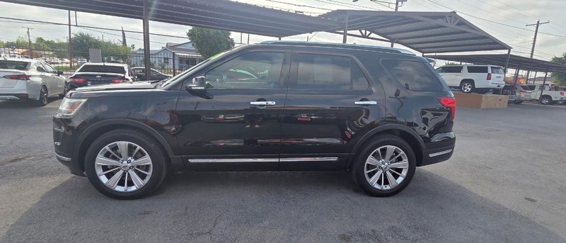 Ford Explorer Vehicle Full-screen Gallery Image 6