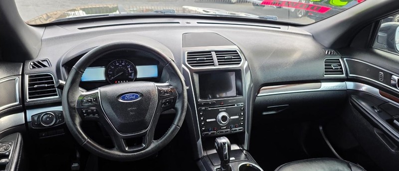 Ford Explorer Vehicle Full-screen Gallery Image 7