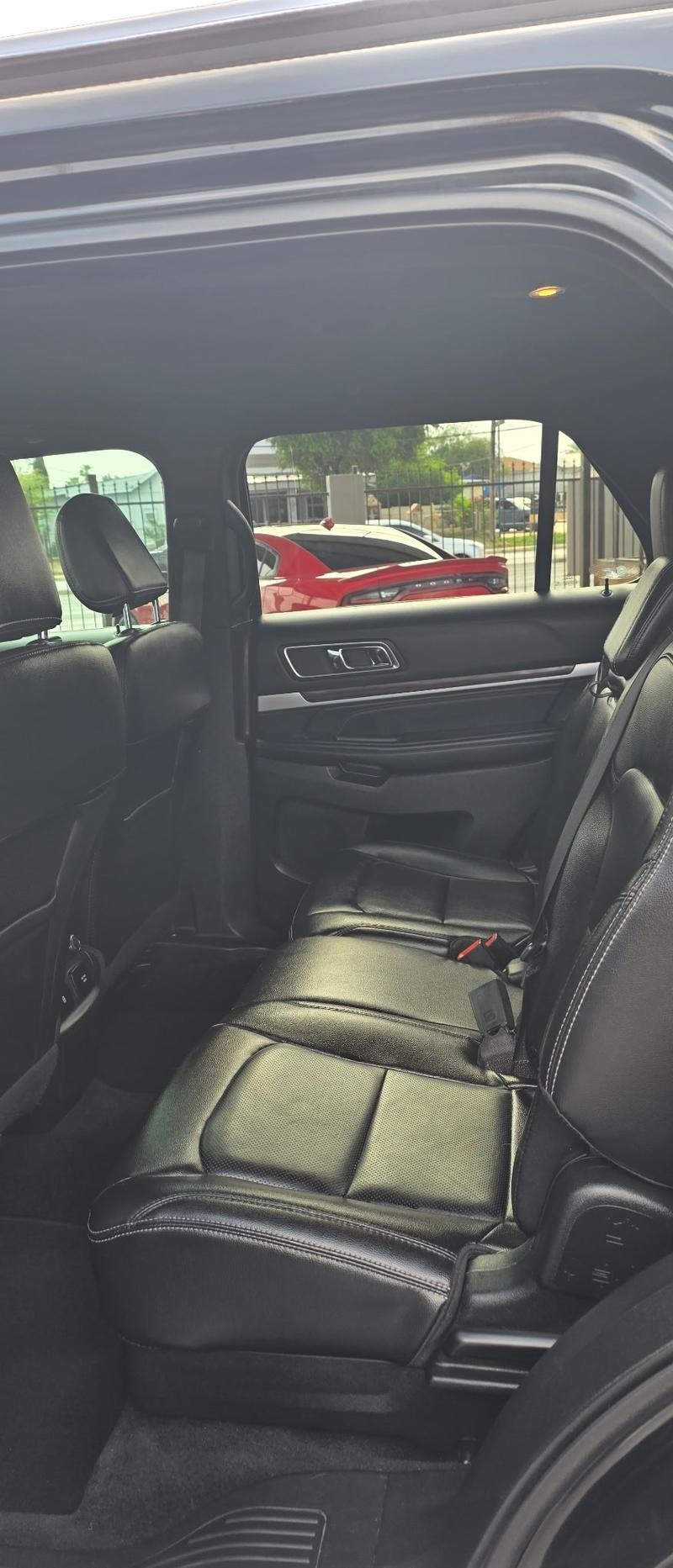 Ford Explorer Vehicle Full-screen Gallery Image 8