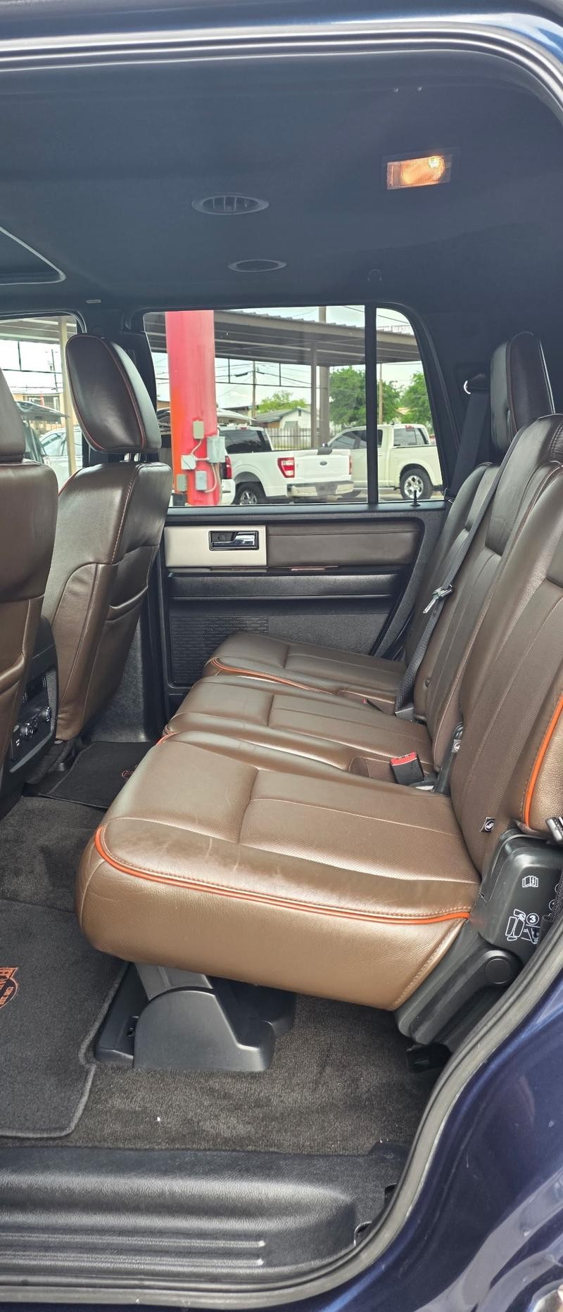 Ford Expedition Vehicle Full-screen Gallery Image 9