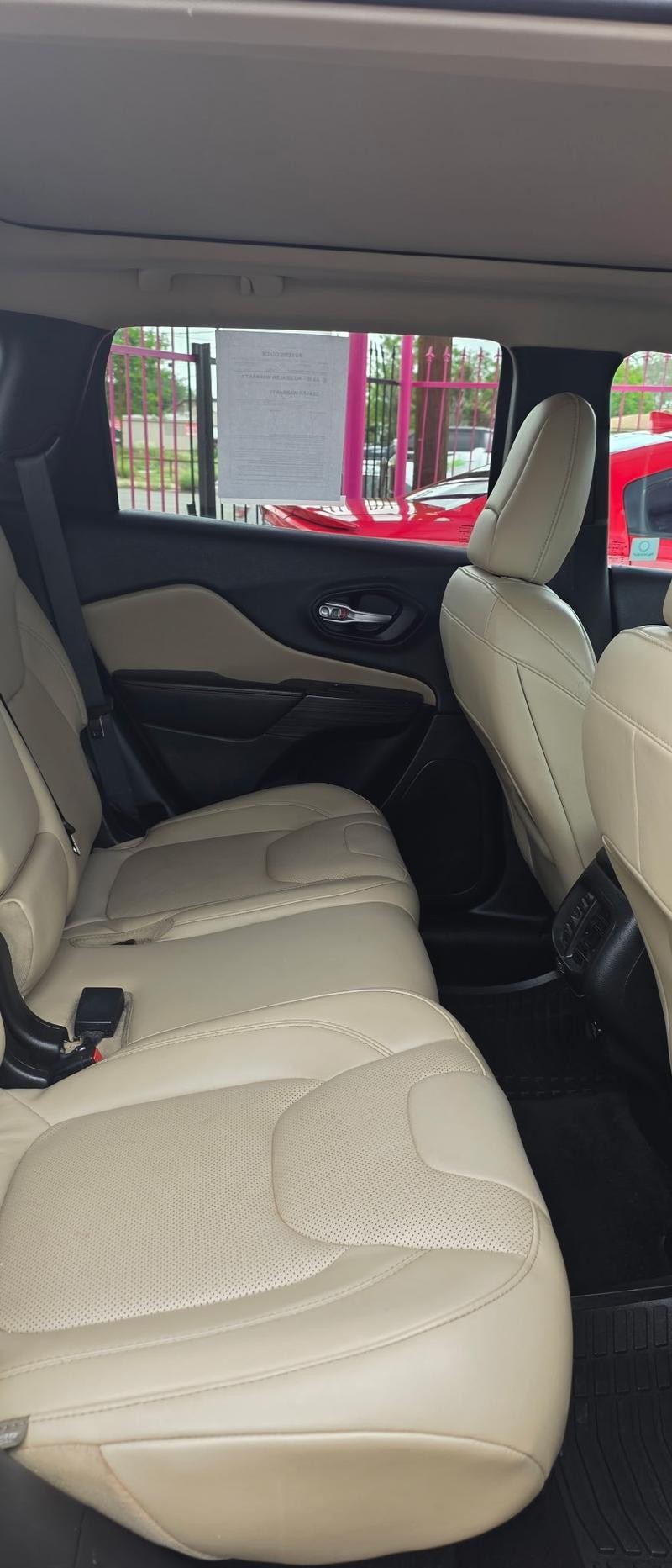 Jeep Cherokee Vehicle Full-screen Gallery Image 7