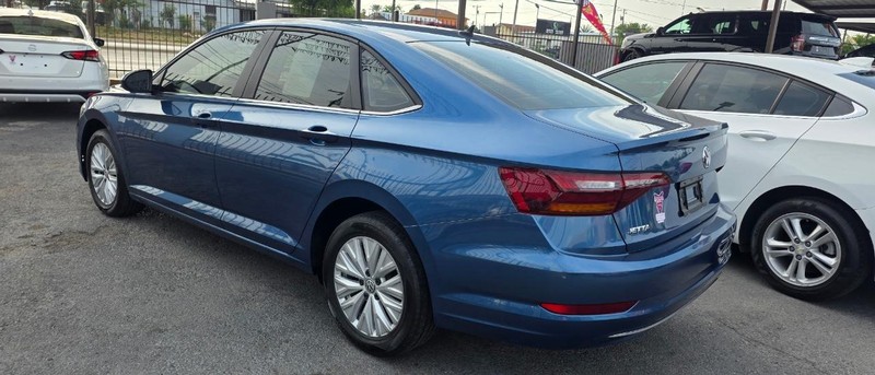 Volkswagen Jetta Vehicle Full-screen Gallery Image 3