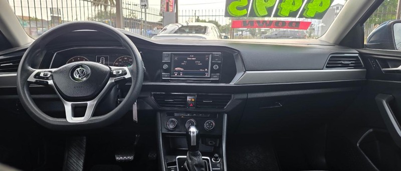 Volkswagen Jetta Vehicle Full-screen Gallery Image 4