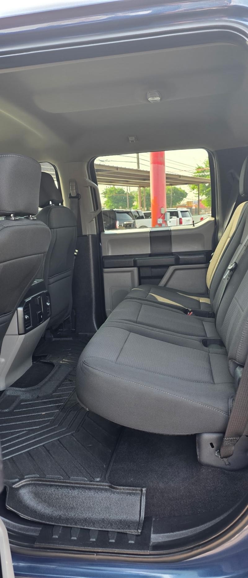 Ford F-150 Vehicle Full-screen Gallery Image 6