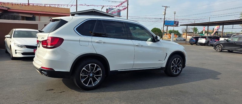 BMW X5 Vehicle Full-screen Gallery Image 3