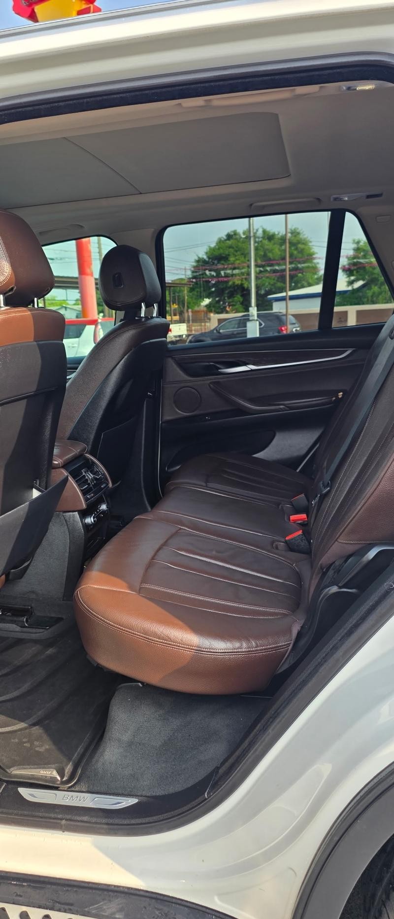 BMW X5 Vehicle Full-screen Gallery Image 6