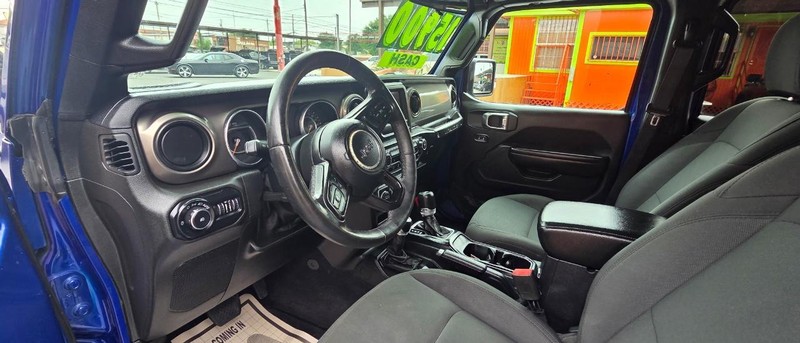 Jeep Wrangler Unlimited Vehicle Full-screen Gallery Image 3