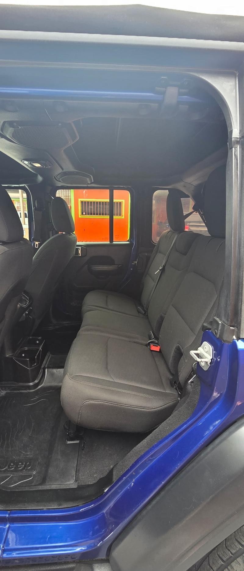 Jeep Wrangler Unlimited Vehicle Full-screen Gallery Image 5