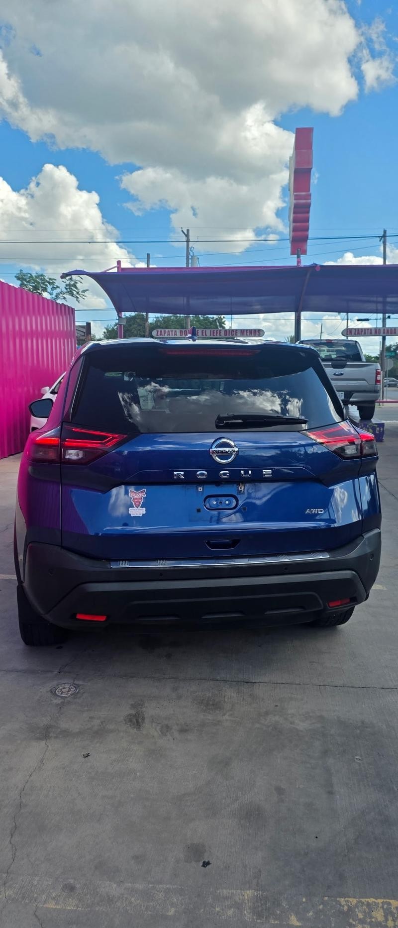 Nissan Rogue Vehicle Full-screen Gallery Image 3