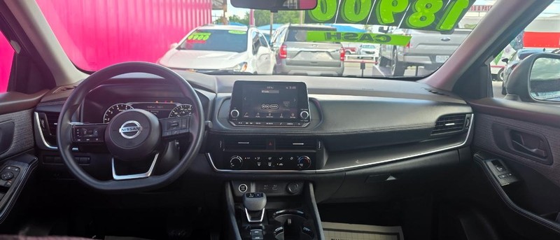 Nissan Rogue Vehicle Full-screen Gallery Image 7