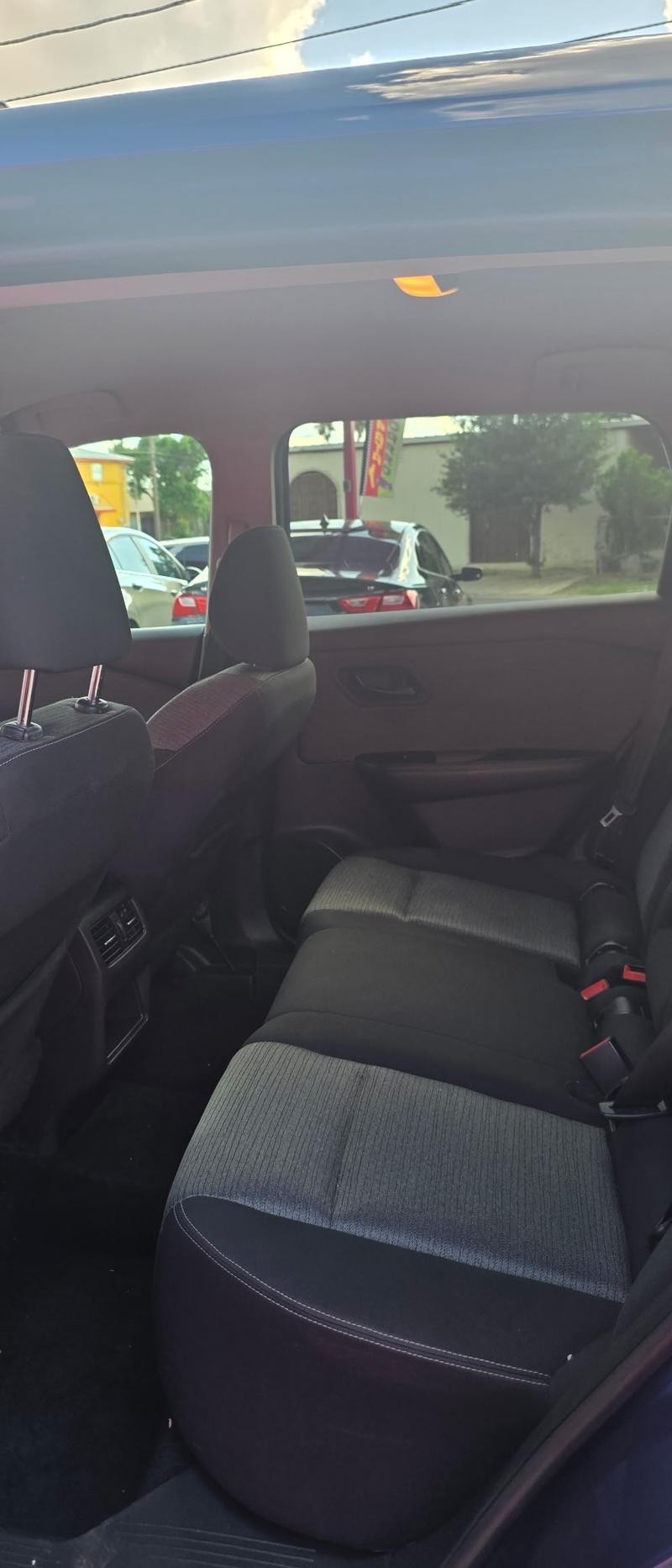 Nissan Rogue Vehicle Full-screen Gallery Image 8