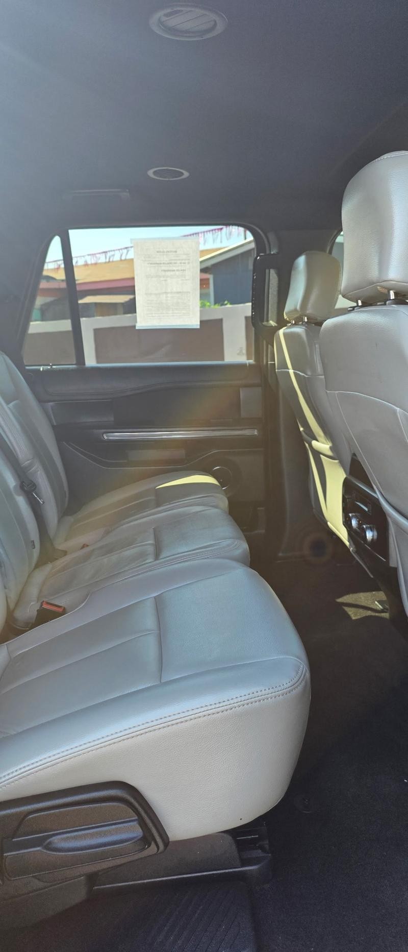 Ford Expedition Vehicle Full-screen Gallery Image 8