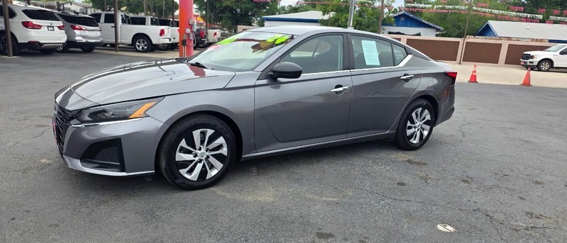 Nissan Altima Vehicle Full-screen Gallery Image 2