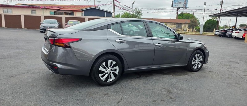 Nissan Altima Vehicle Full-screen Gallery Image 3