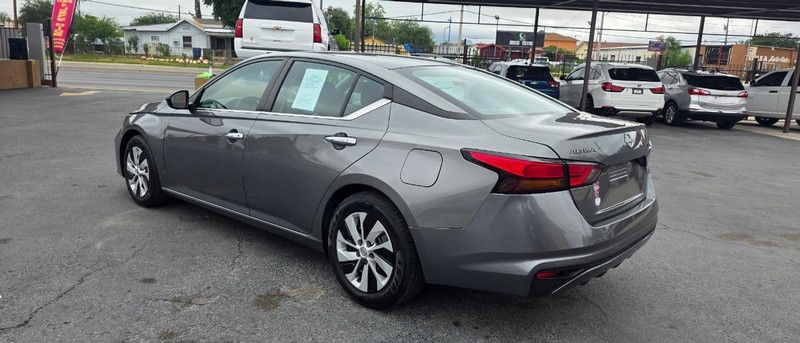 Nissan Altima Vehicle Full-screen Gallery Image 4