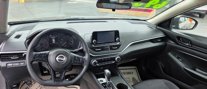 Nissan Altima Vehicle Full-screen Gallery Image 5