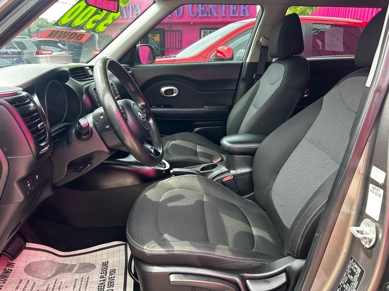 Kia Soul Vehicle Full-screen Gallery Image 3