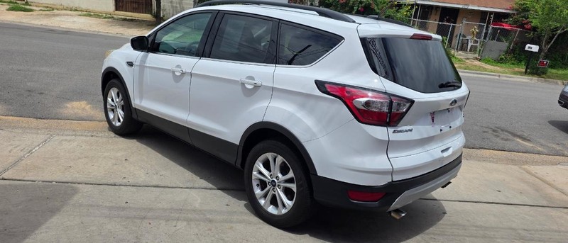Ford Escape Vehicle Full-screen Gallery Image 3