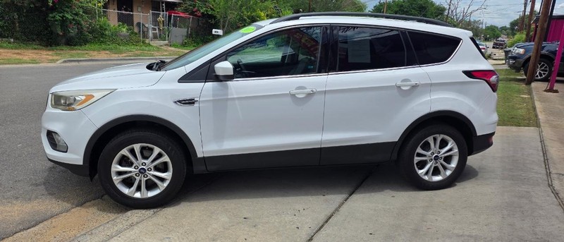 Ford Escape Vehicle Full-screen Gallery Image 4