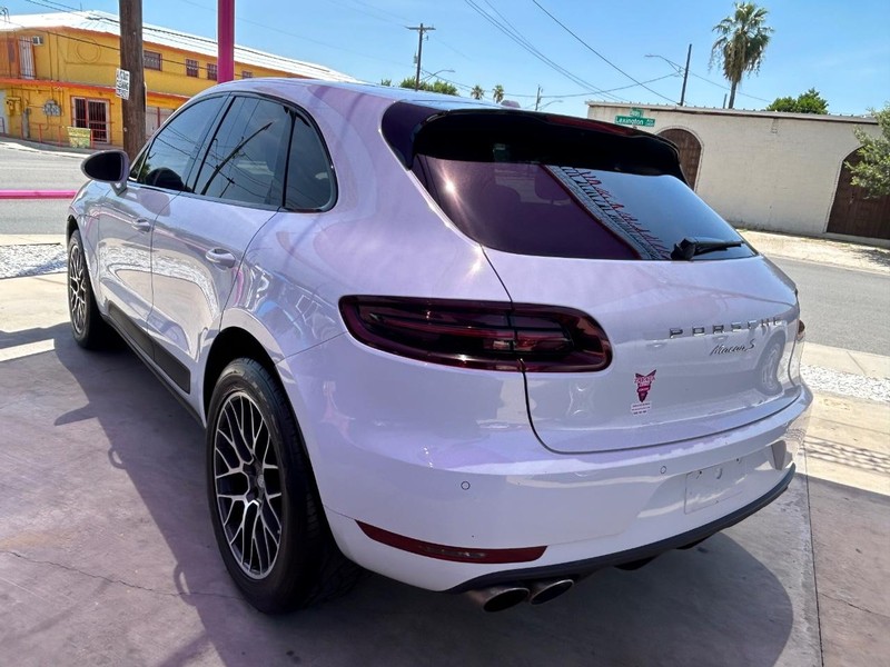Porsche Macan Vehicle Full-screen Gallery Image 3