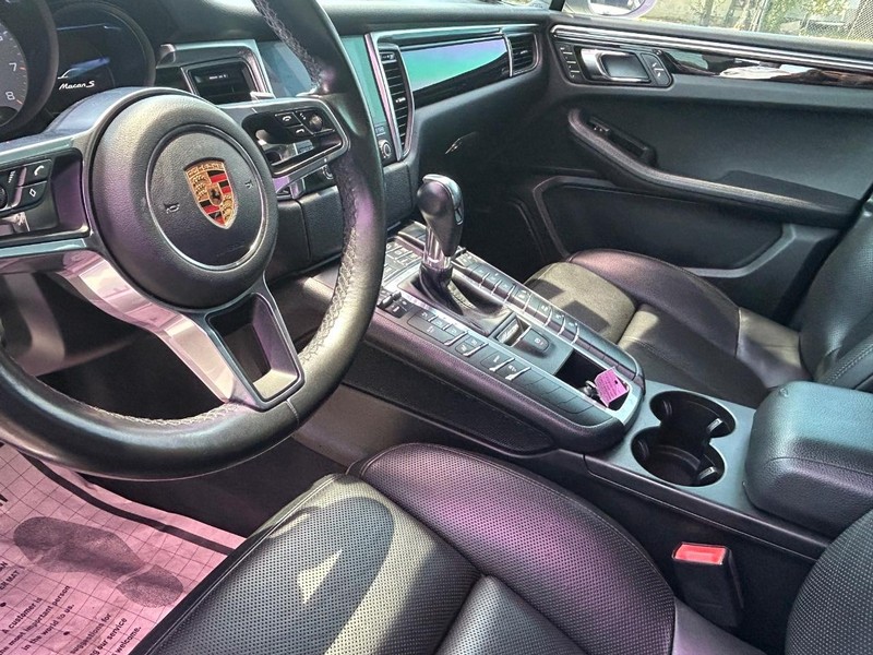Porsche Macan Vehicle Full-screen Gallery Image 6