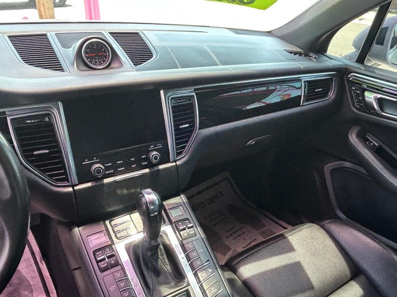 Porsche Macan Vehicle Full-screen Gallery Image 7