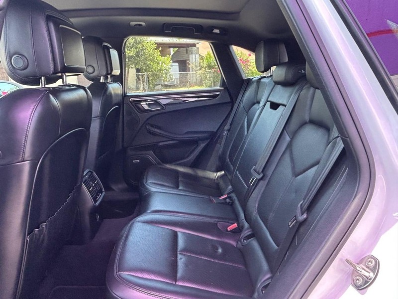 Porsche Macan Vehicle Full-screen Gallery Image 8