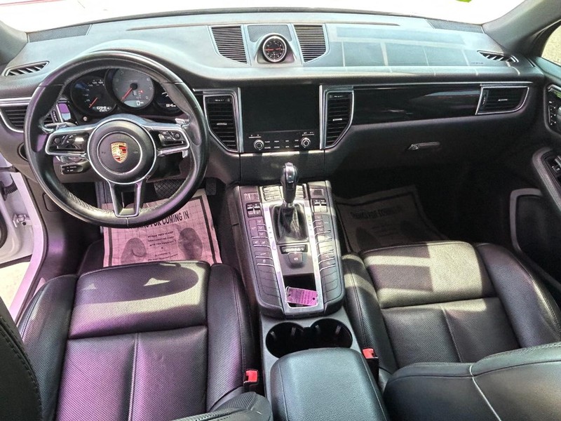 Porsche Macan Vehicle Full-screen Gallery Image 9