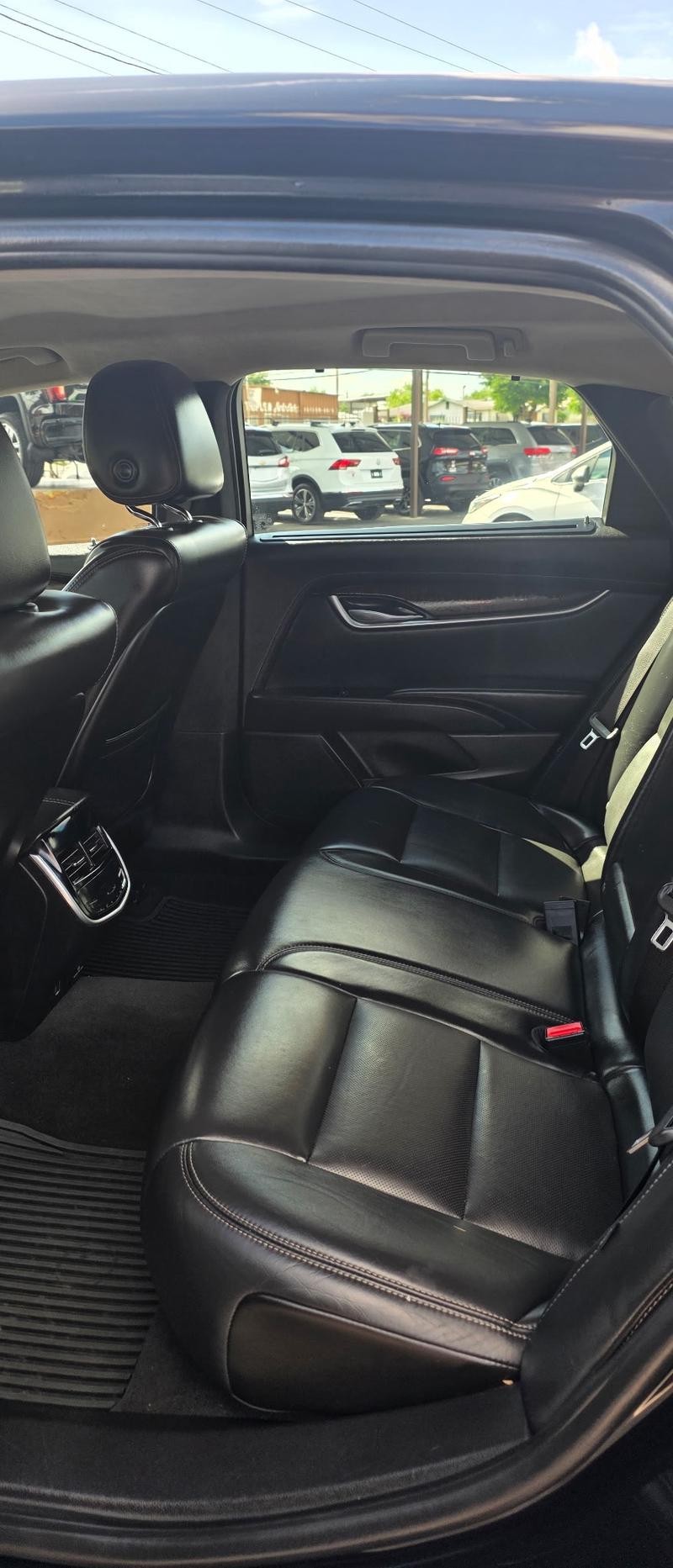 Cadillac XTS Vehicle Full-screen Gallery Image 9