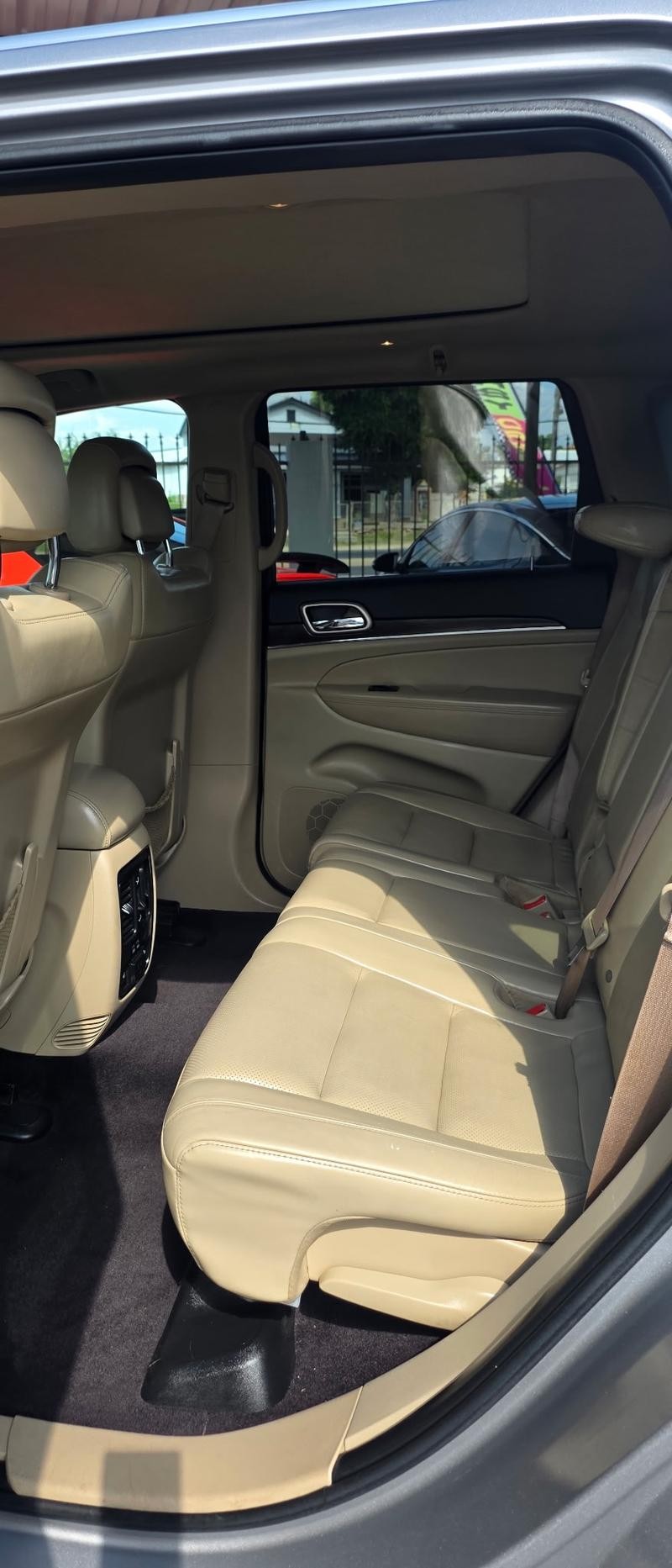 Jeep Grand Cherokee Vehicle Full-screen Gallery Image 6