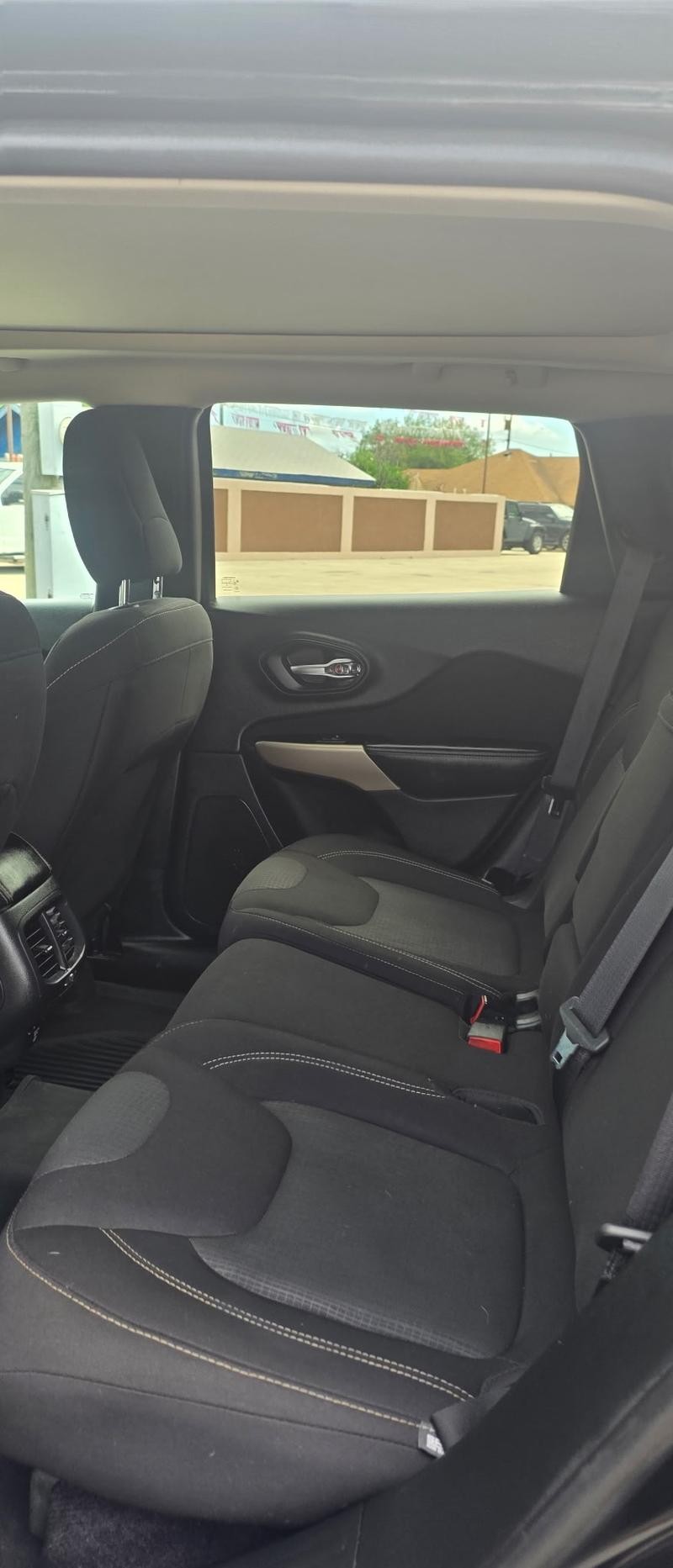 Jeep Cherokee Vehicle Full-screen Gallery Image 5