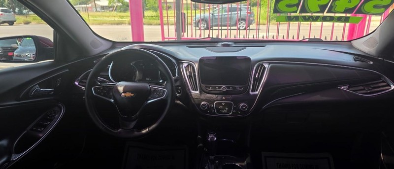 Chevrolet Malibu Vehicle Full-screen Gallery Image 3