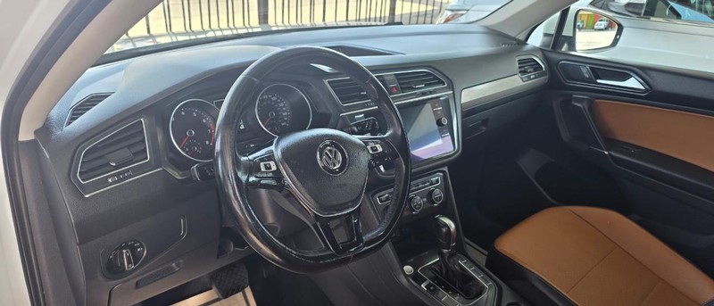 Volkswagen Tiguan Vehicle Full-screen Gallery Image 6